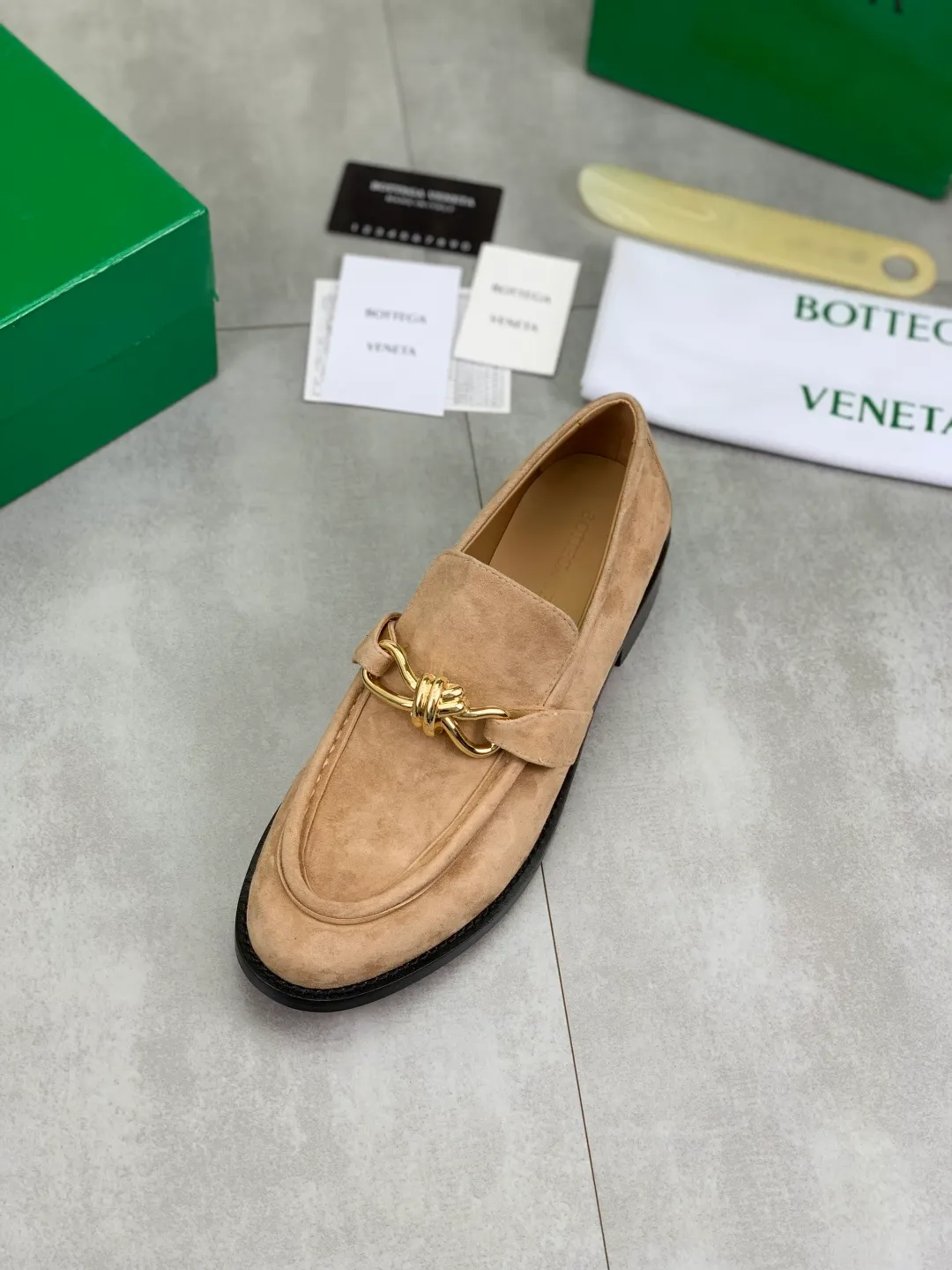 Men's shoes 💰P820 [New model] (genuine leather outsole) water-dyed cow lining 💰High-quality business couple leather shoes 💎💎💎 BOTTEGA VENETA official website synchronizes the latest top version of BV in the market, accept material comparison, shoe type comparison, process comparison, practical and textured, versatile and suitable for any occasion, the more you look at it, the more flavorful it becomes. Purely hand-knitted craftsmanship - Upper material, calfskin imported from Italy 🇮🇹 - High-quality water-dyed cowhide lining - Original private model customized leather outsole -Size: Female 35-39 (40 ordered) Male 39-44 (38 45 can be customized) Color: Multiple colors available